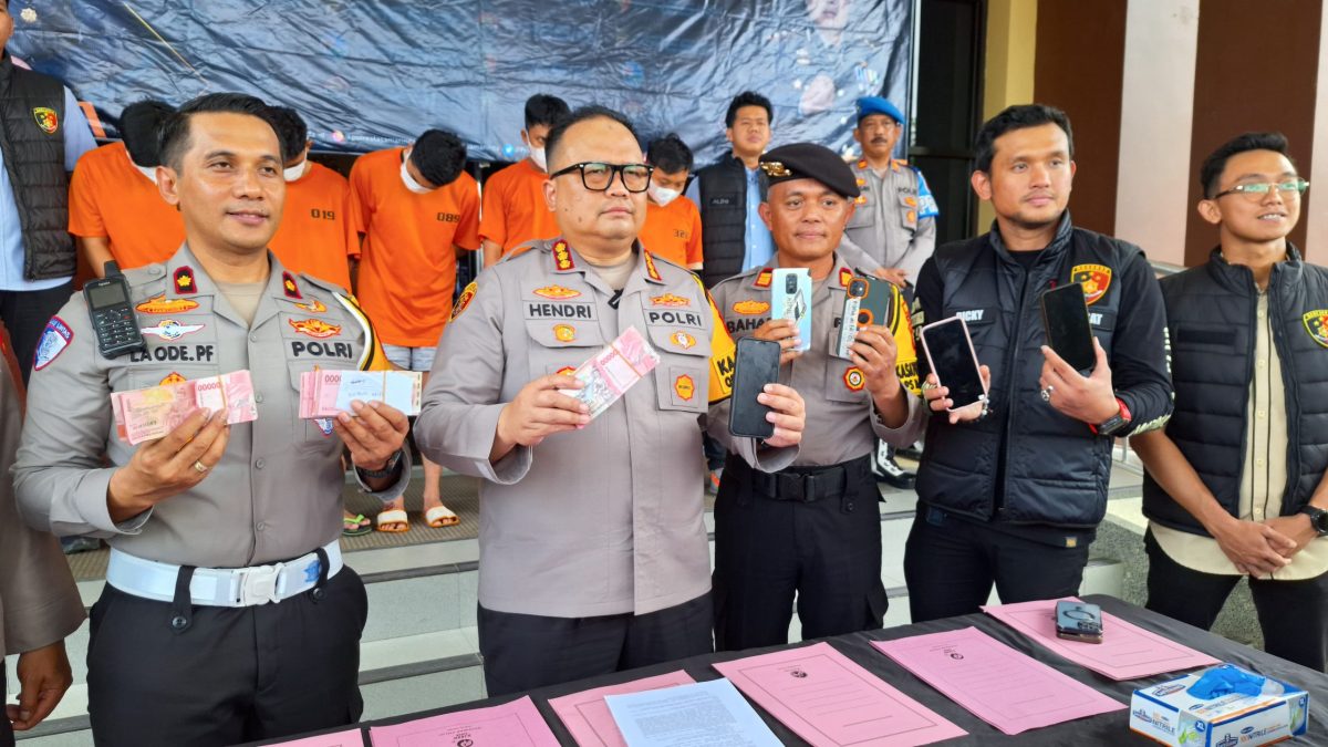 Kapolresta Samarinda Kombes Pol Hendri Umar menunjukkan Barang Bukti Kasus Balap Liar (Foto : Fer)